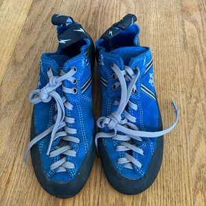 Evolv women’s lace up climbing shoes